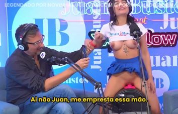 Apresentador Fez a Convidada Gozar ao Vivo no Podcast – Pornô Amador Legendado